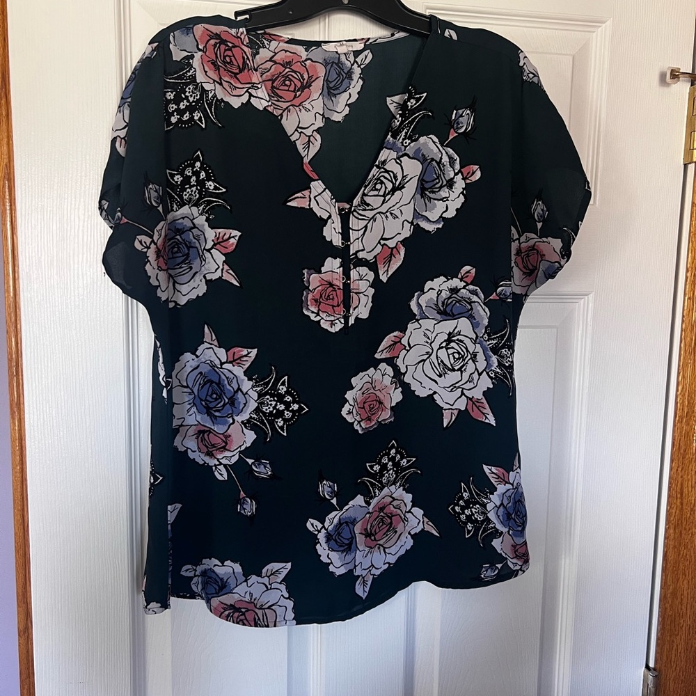 Maurice’s Top Shirt Women's Medium Floral Green and‎ Pink EUC